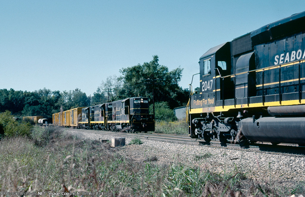 Seaboard Coast Line GP9 #0022 leading train 510 meets train 333 led by SCL SD45-2 #2047, 